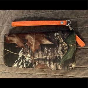Mossy Oak Camoflage zip-around Clutch-style wallet
